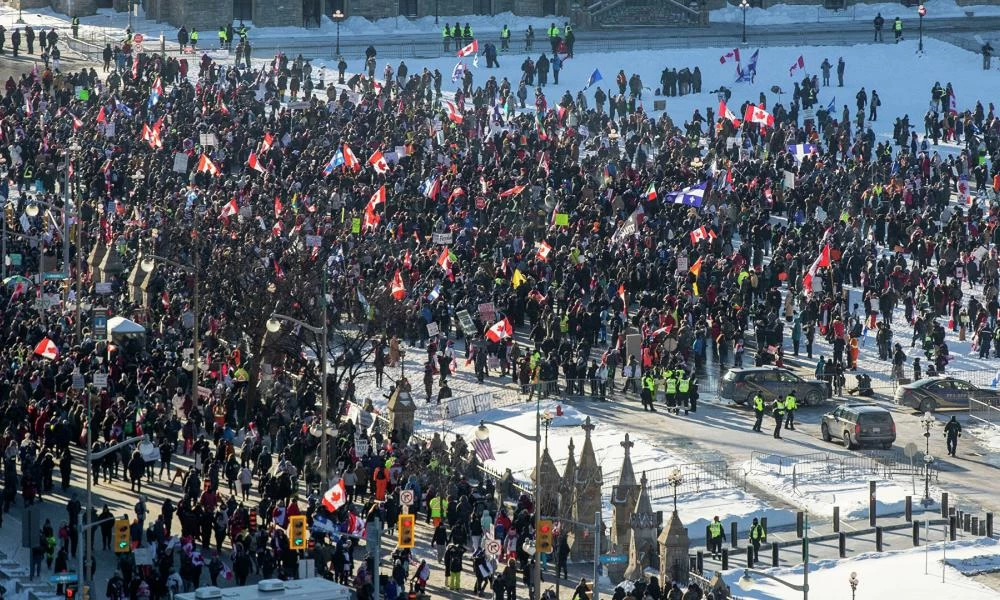 Καναδάς: Στους δρόμους φορτηγά και πολίτες κατά του υποχρεωτικού εμβολιασμού
